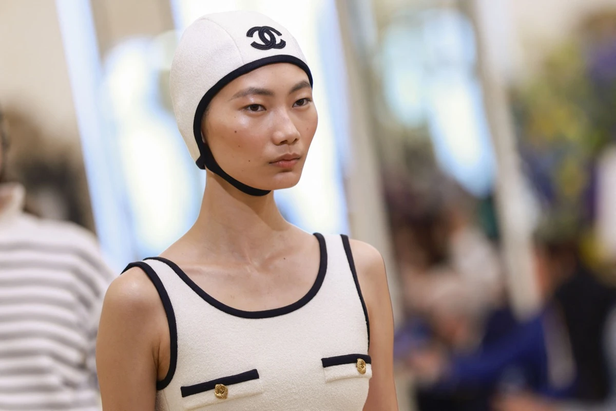 Ondas frizz, bronzer mate y sombras metalizadas: las tendencias beauty que presentó Chanel en su colección crucero