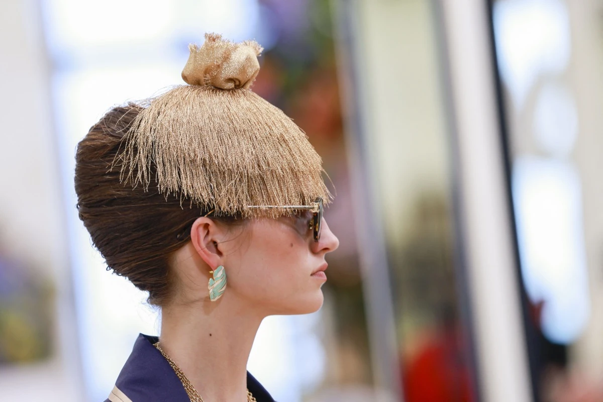 Ondas frizz, bronzer mate y sombras metalizadas: las tendencias beauty que presentó Chanel en su colección crucero