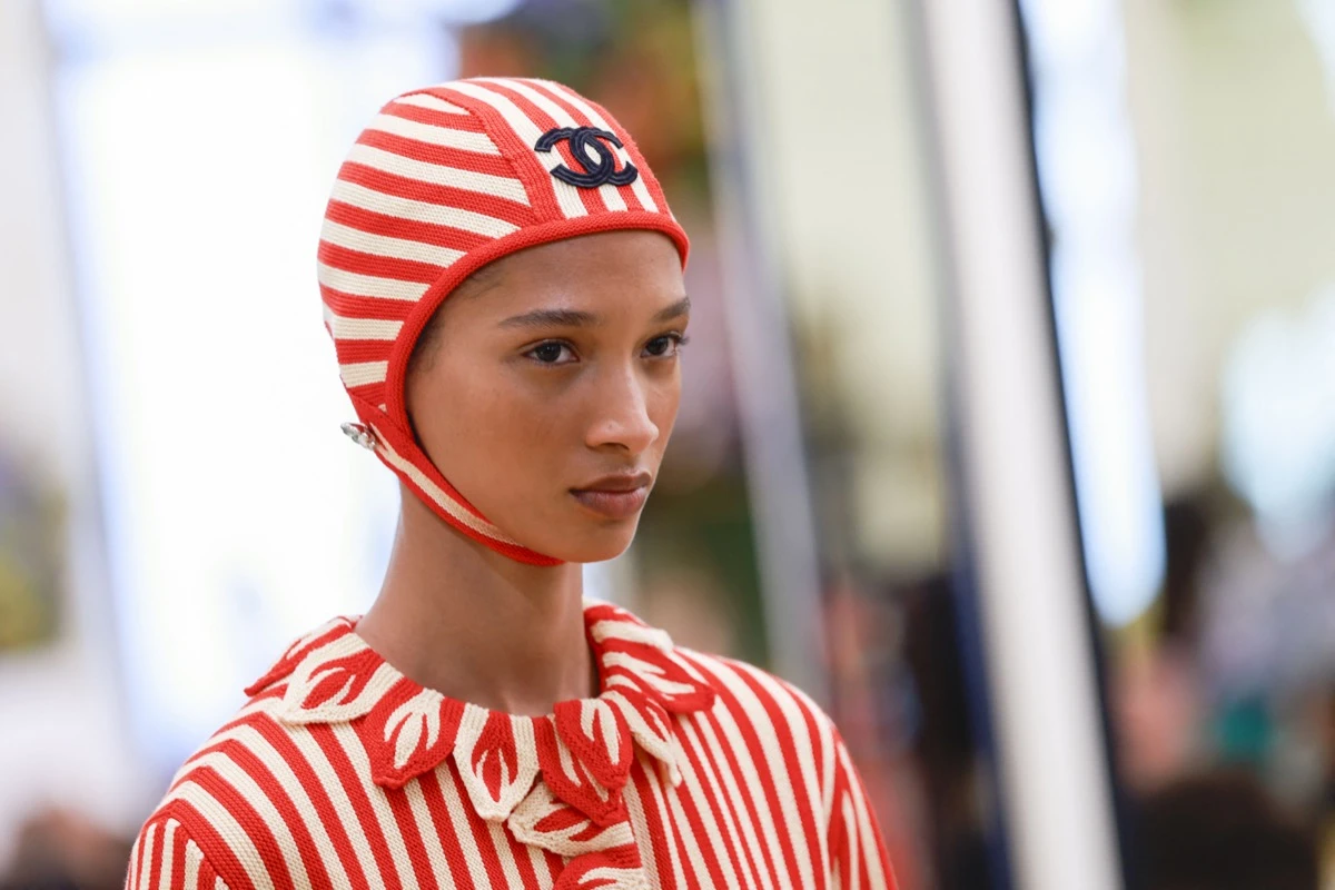 Ondas frizz, bronzer mate y sombras metalizadas: las tendencias beauty que presentó Chanel en su colección crucero