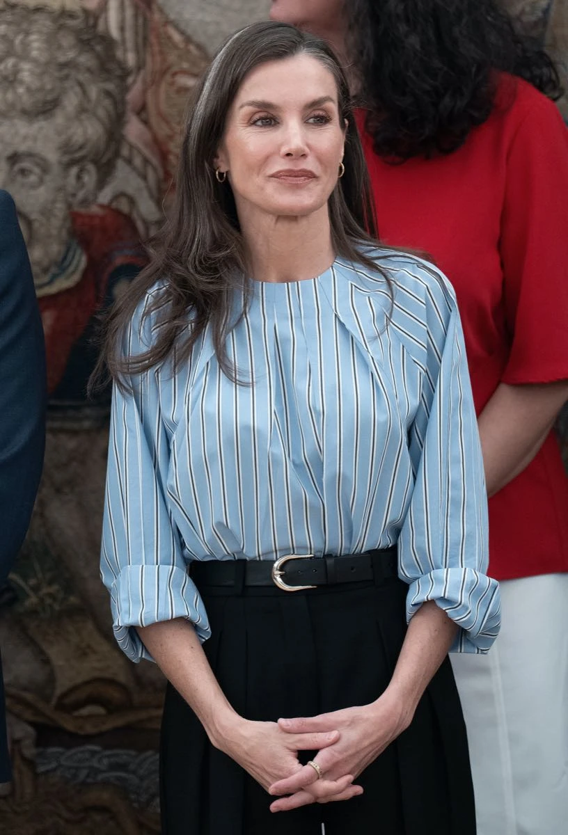 Letizia en su último look en Madrid, apostó por una blusa rayada.