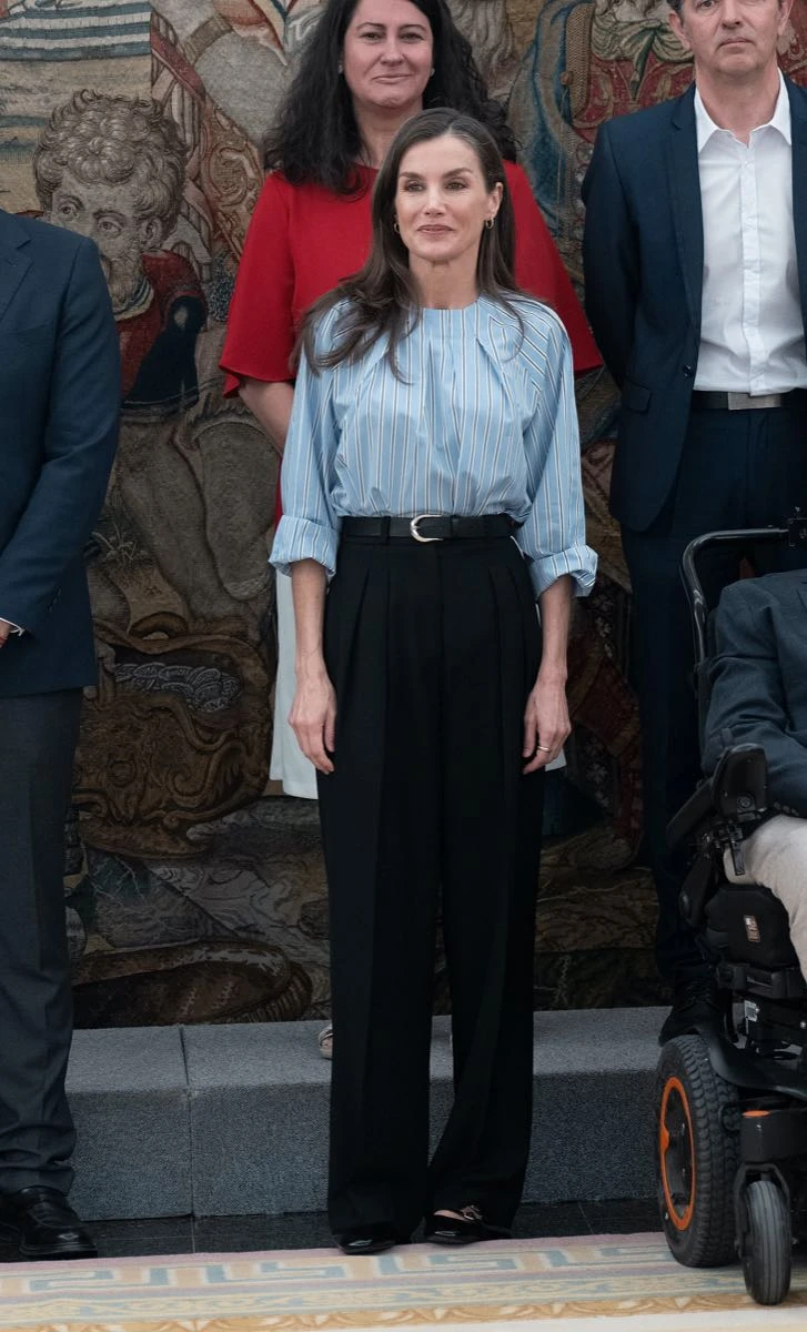 Letizia en su último look en Madrid, apostó por una blusa rayada.