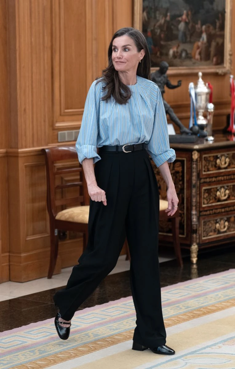 Letizia en su último look en Madrid, apostó por una blusa rayada.
