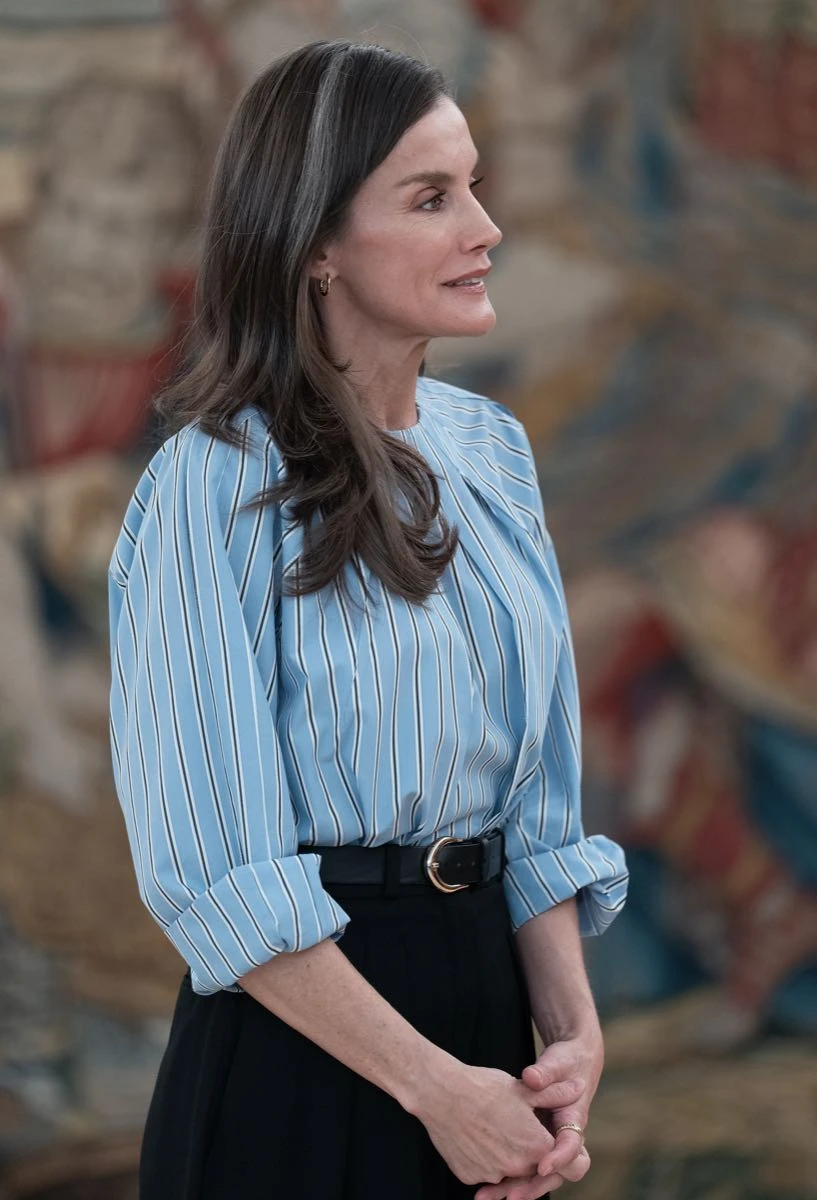 Letizia en su último look en Madrid, apostó por una blusa rayada.
