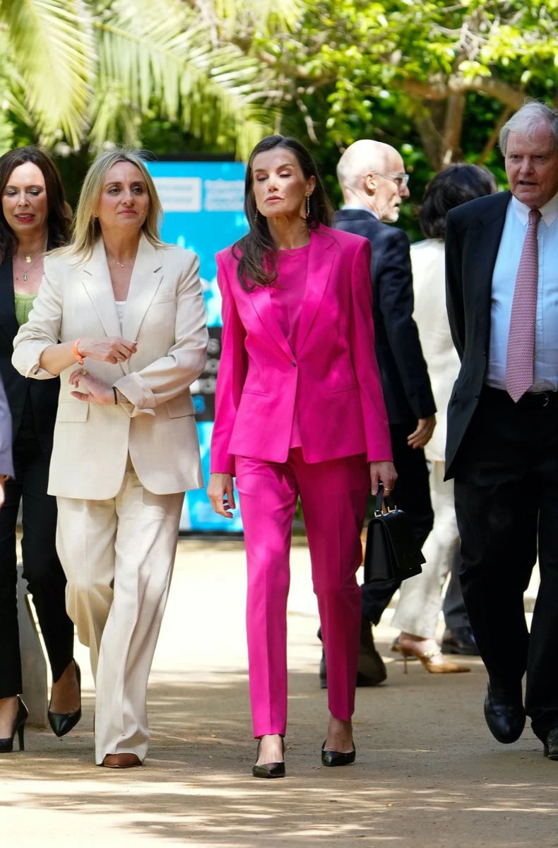 Un traje de saco y pantalón, un equipo de trabajo súper chic. 