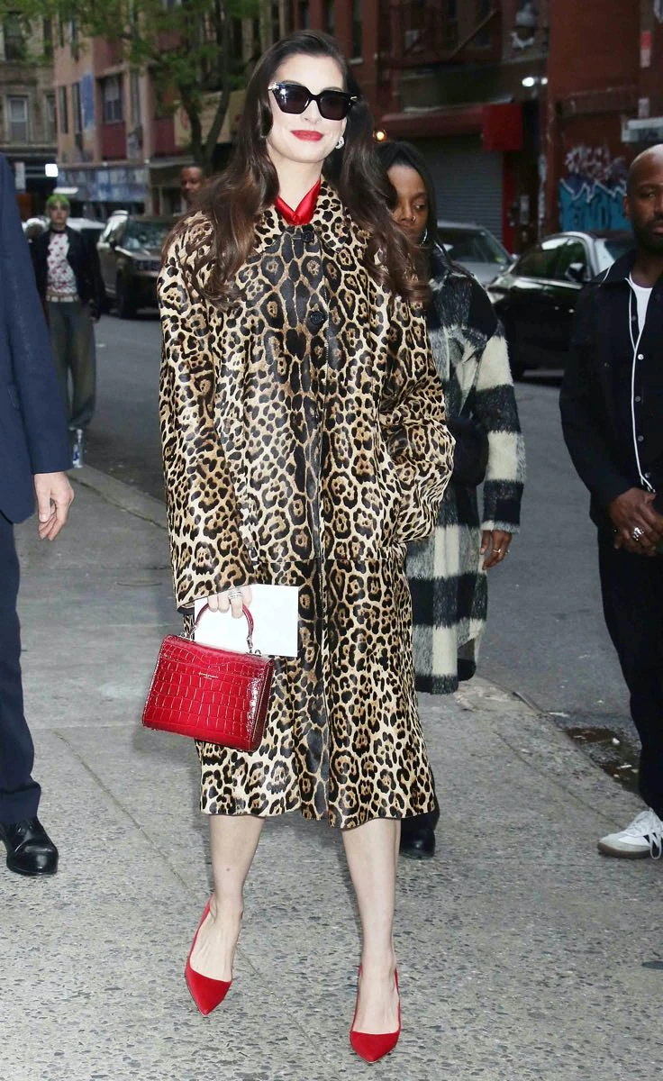 El look de Anne Hathaway con accesorios de color rojo.