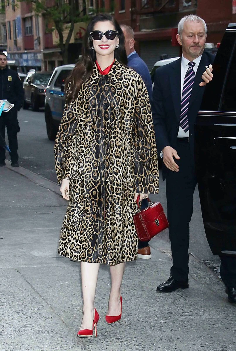 El look de Anne Hathaway con accesorios de color rojo.
