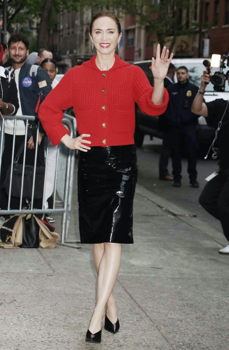 Emily Blunt adoptó un cárdigan de color rojo.