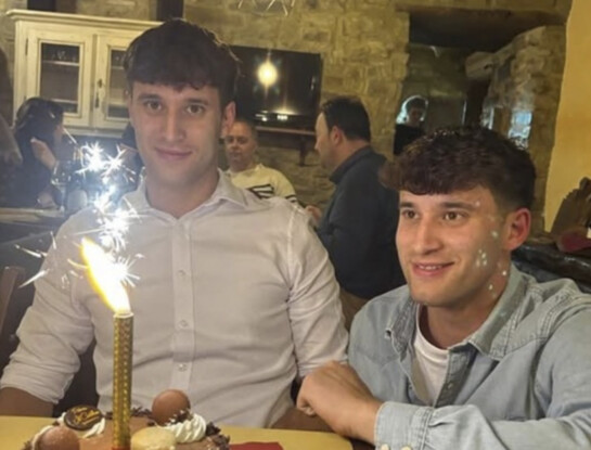 Eran mellizos, tenían 22 años y murieron juntos: el dramático accidente que conmueve a Italia