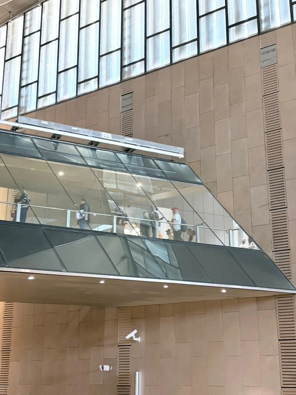 La figura y forma piramidal se replica en cada recurso y gesto arquitectónico. 