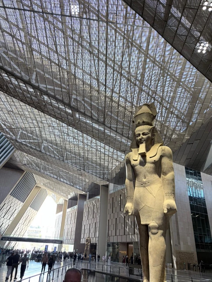 Una imponente figura de Ramsés II en el patio de ingreso del GEM. 