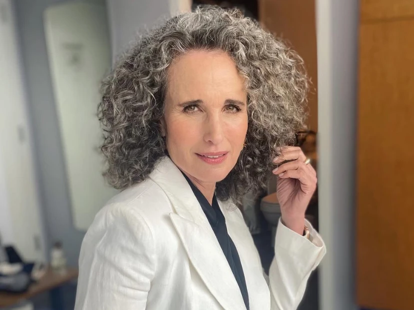 Grey blending la técnica que acompaña tus canas y empareja el tono del pelo