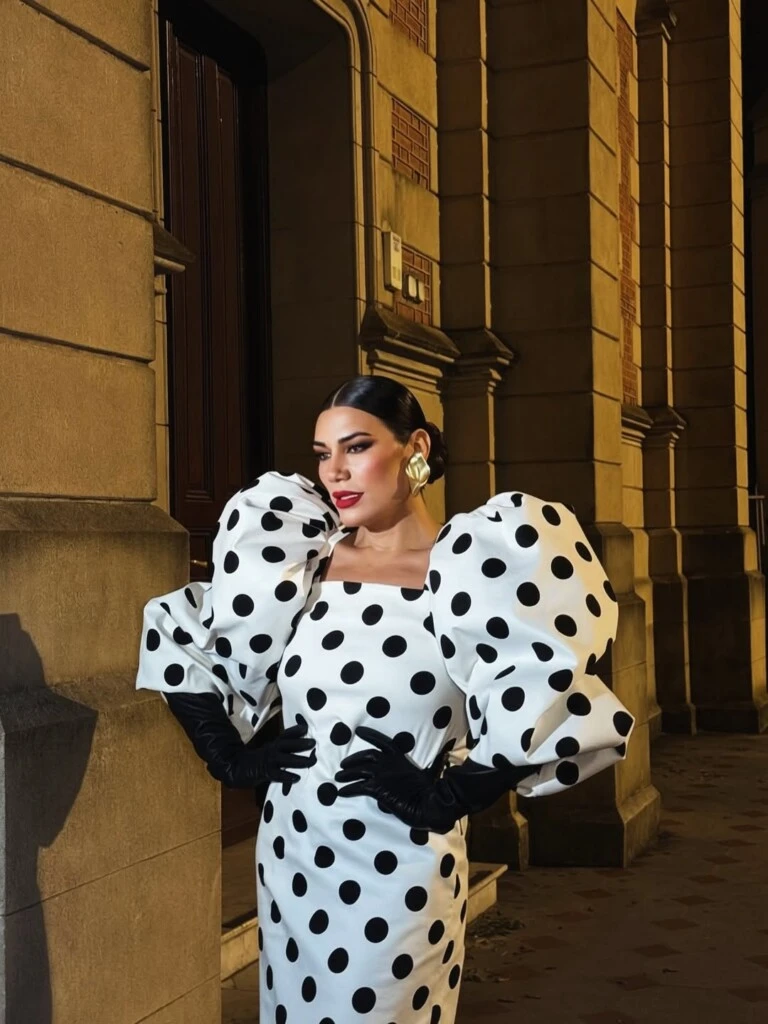 Flor de la V y un look a lunares de alto impacto. Una de las mejor vestidas de la noche.