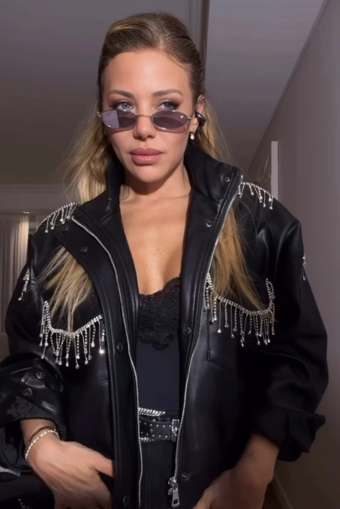 Evangelina Anderson sumó unos anteojos ovalados en tono violáceo, ideales para una noche de recital, y un collar plateado con un dije de osito.