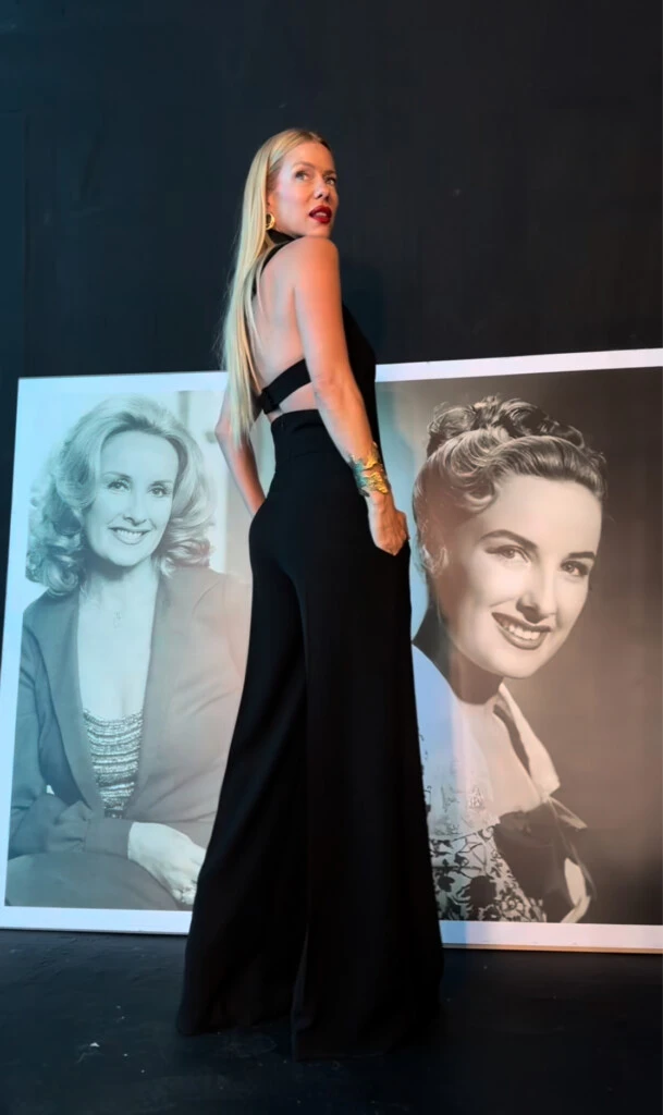 Nicole eligió un conjunto de dos piezas en negro absoluto que se destacó por su silueta limpia y estructurada.