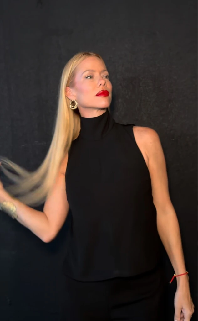 Para completar el estilismo, Nicole sumó accesorios en dorado que rompieron con la monocromía y aportaron luz.