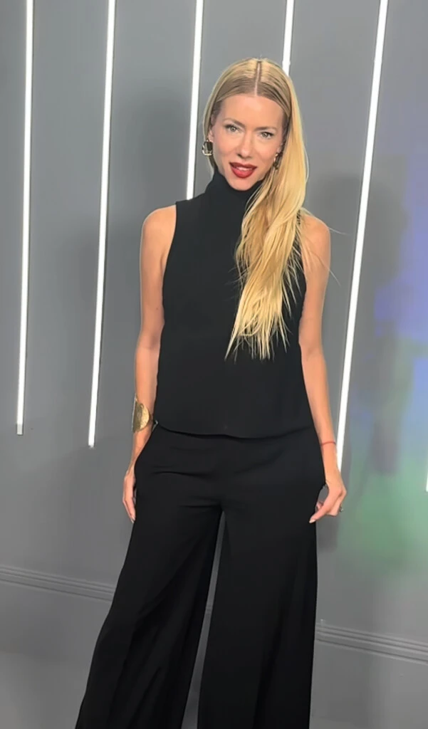 Con esta elección, la modelo volvió a demostrar que el full black no es sinónimo de básico, sino de versatilidad y elegancia atemporal. 