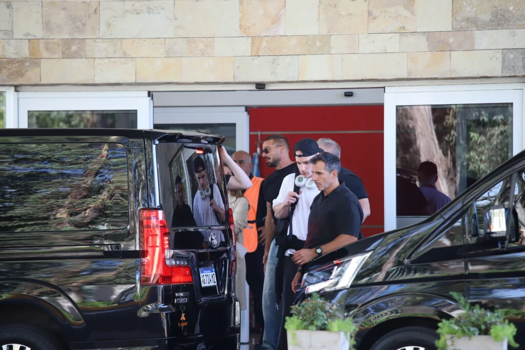 Fiel a su estilo, Ricky Martin se mostró distendido y cercano, saludando a las cámaras sin perder el perfil bajo que eligió para su llegada al país.