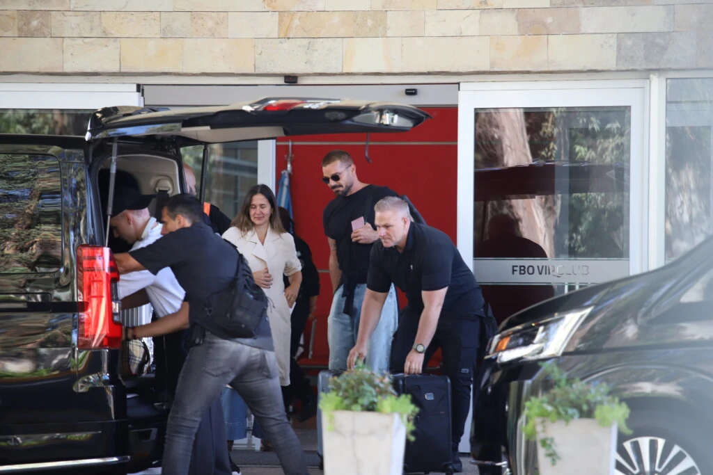 Tras su llegada, Ricky Martin y su familia se trasladaron en camionetas hacia el barrio porteño de Recoleta, donde se alojarán durante su estadía.