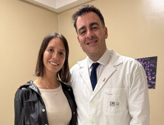 Le diagnosticaron cáncer, nunca dejó de estudiar y se recibió de médica tras terminar la quimio: el emotivo posteo de su oncólogo