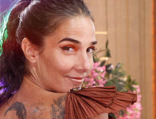 Juana Viale causó impacto con un look chocolate de Gabriel Lage en su mesaza