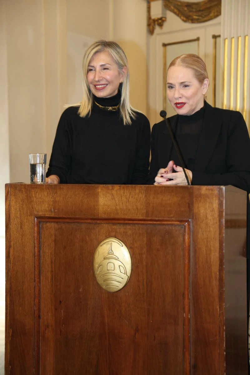 Las periodistas Flavia Fernandez y Carla Rodríguez participaron de los discursos al homenajeado_