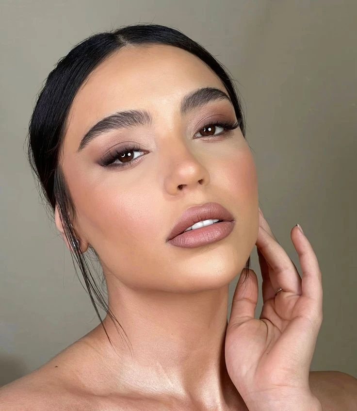 Este tipo de maquillaje no solo resalta la forma natural del ojo, sino que también aporta profundidad y un aire más definido