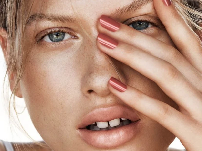 Los 5 errores más comunes al hacerse la manicura en casa (y cómo evitarlos)