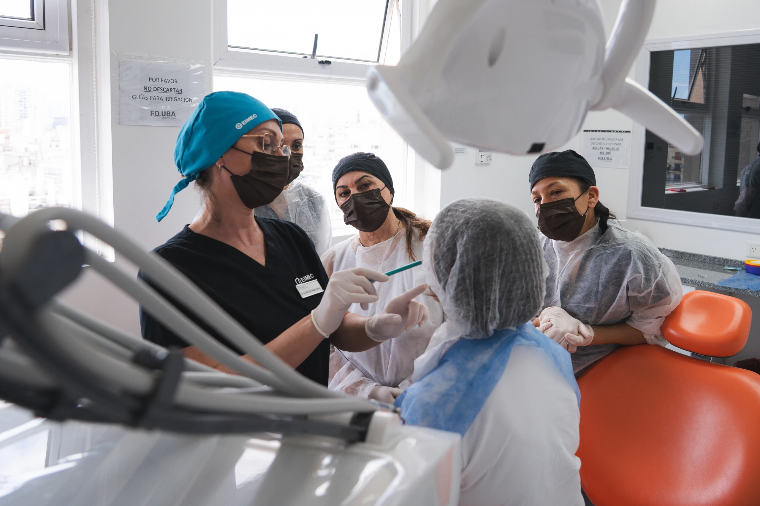Formación práctica supervisada: estudiantes de odontología entrenan técnicas de estética facial sobre pacientes reales.