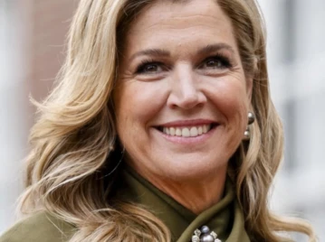 Máxima y dos impactantes looks monocolor en tonos vibrantes durante su paso por Miami