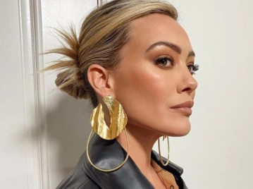 Messy, effortless, desprolijo: el rodete fácil de hacer que controla el pelo ante la humedad de la manera más chic