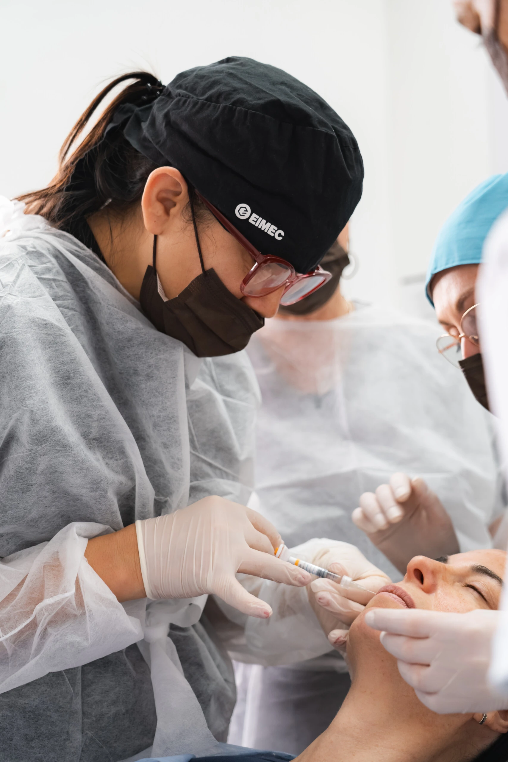 El aprendizaje en estética facial requiere entrenamiento clínico, no solo formación teórica.