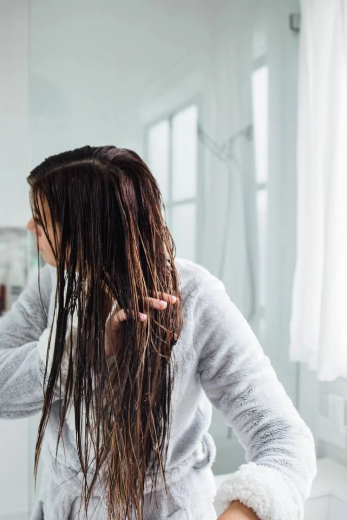 El preshampoo es un tratamiento previo al lavado que actúa como una barrera protectora, especialmente en las zonas más sensibles del cabello, desde medios a puntas. 