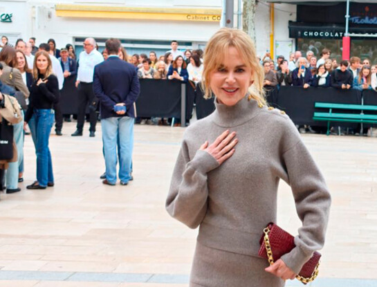 Nicole Kidman impone el minimal chic: cómo llevar vestido tejido y stilettos como en el street style europeo