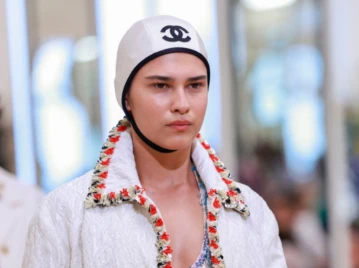 Ondas frizz, bronzer mate y sombras metalizadas: las tendencias beauty que presentó Chanel en su colección crucero
