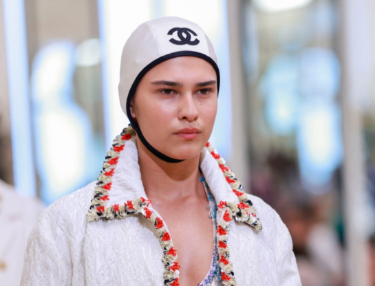 Ondas frizz, bronzer mate y sombras metalizadas: las tendencias beauty que presentó Chanel en su colección crucero