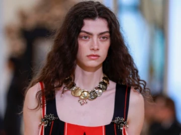 Ondas frizz, bronzer mate y sombras metalizadas: las tendencias beauty que presentó Chanel en su colección crucero