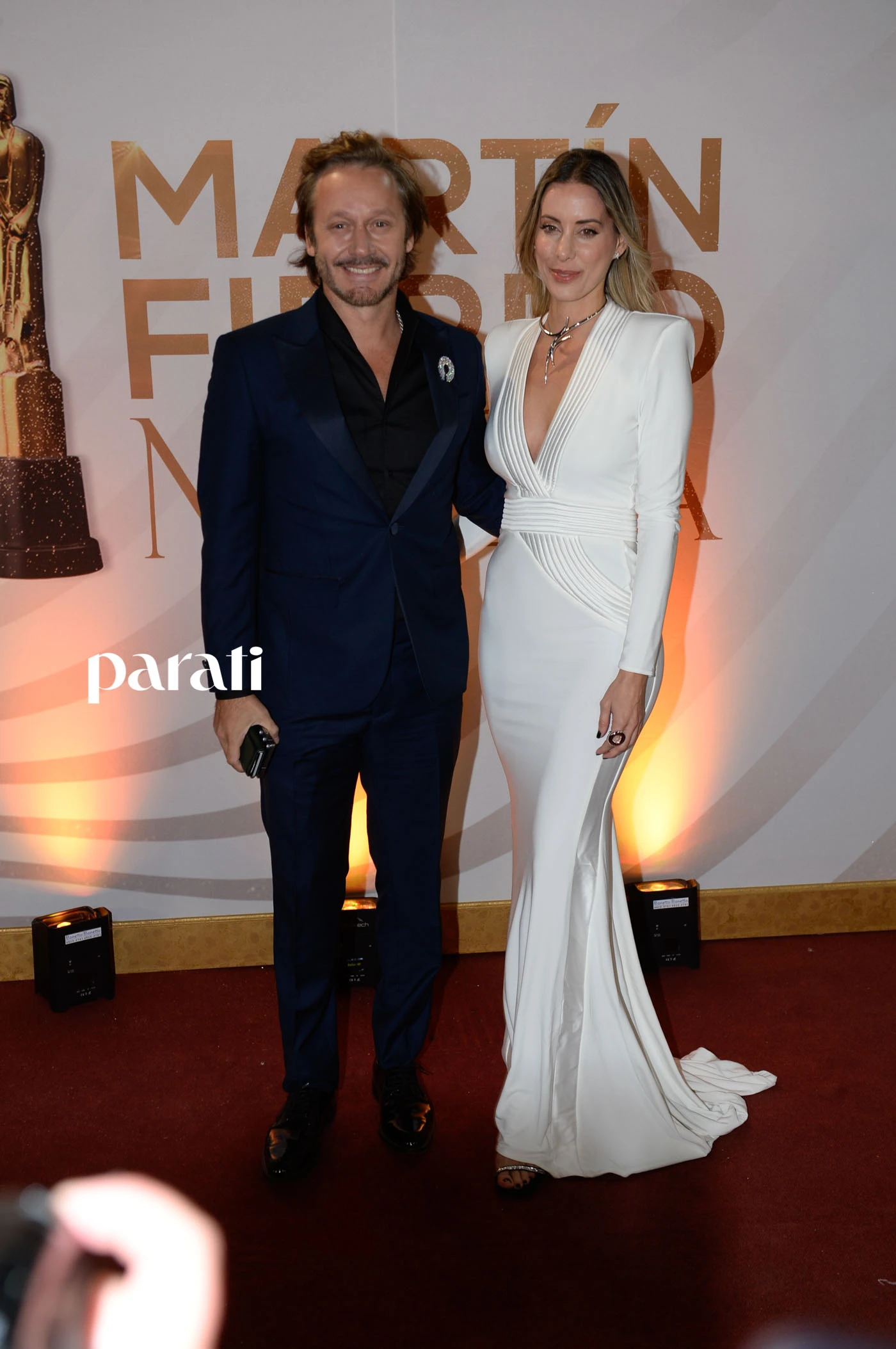 Benjamín Vicuña con traje de Rochas y con prendedor de Swarovski.