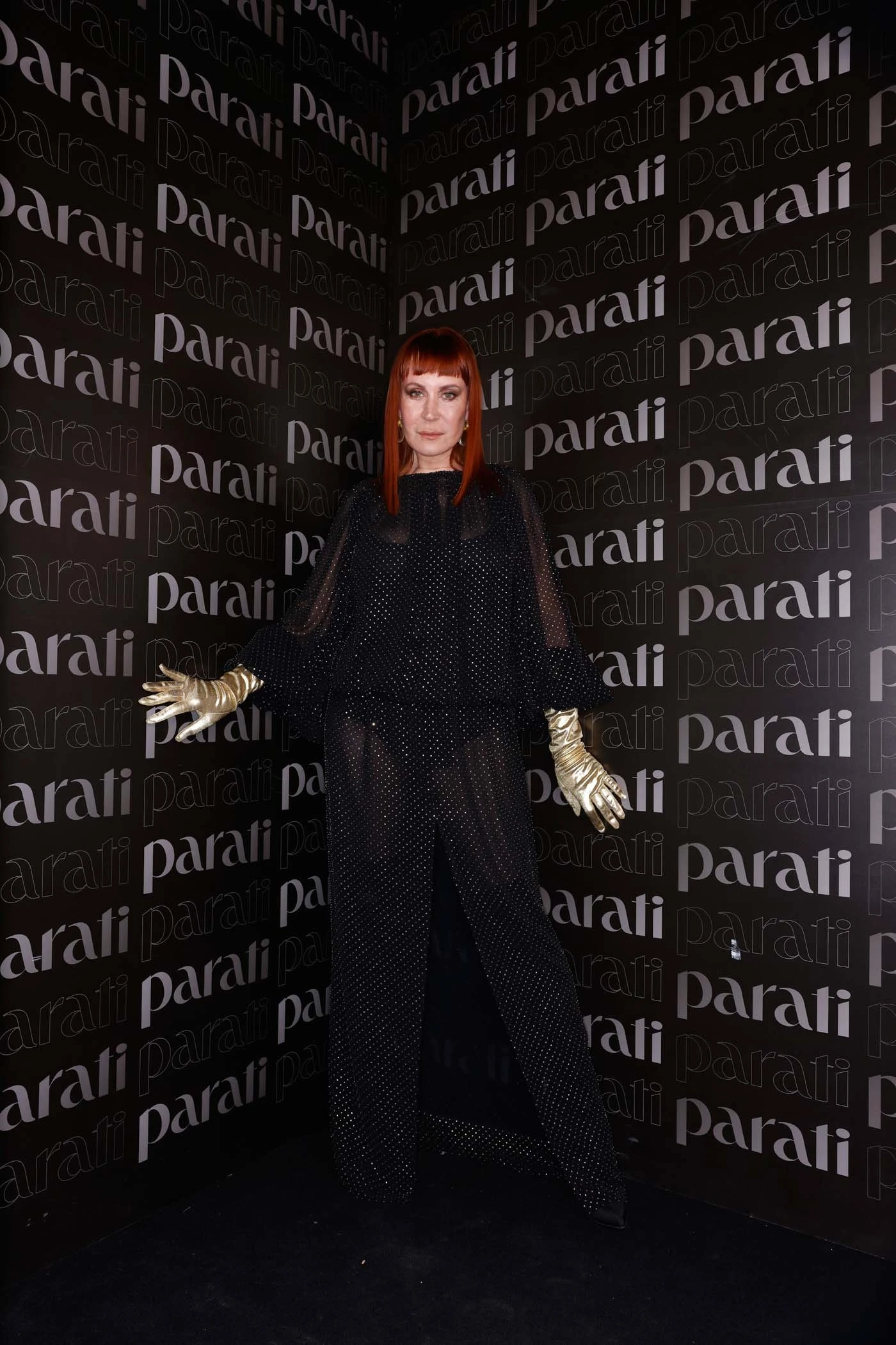 Matilda Blanco con traje con brillos y transparencias de Adrián Brown.