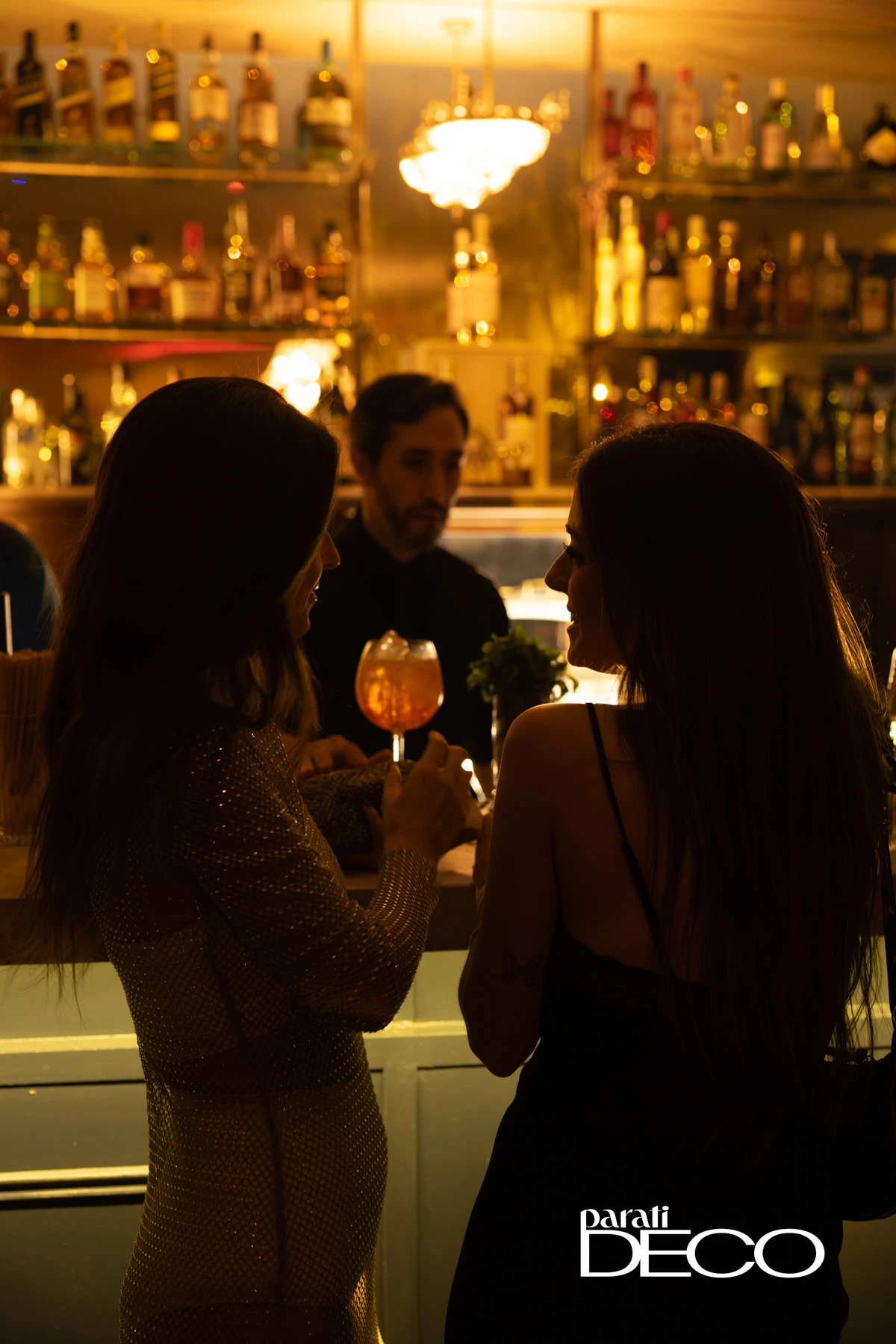 La barra, punto de encuentro donde los tragos acompañan el ritmo de la noche.