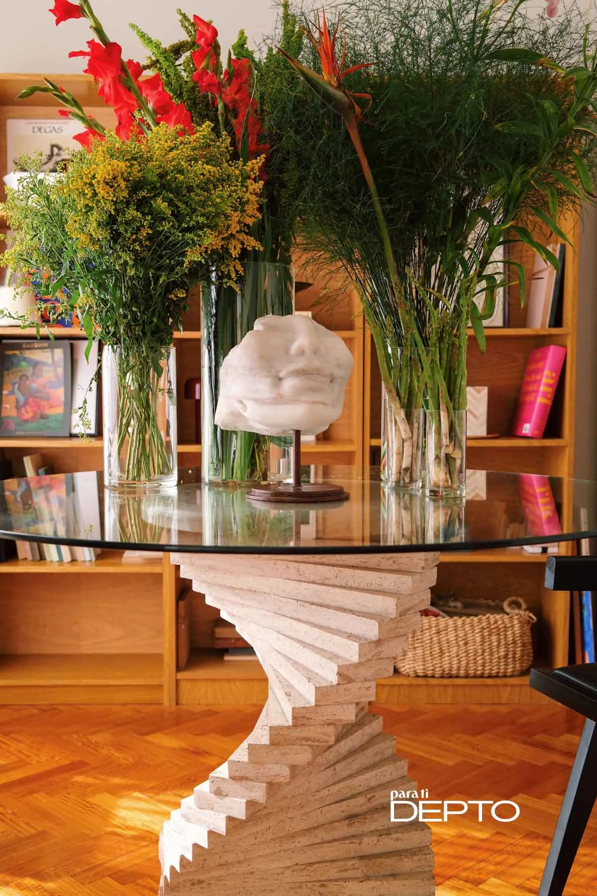 “El escritorio es un lugar donde diseño, pero también donde pruebo, mezclo y me permito explorar hasta que las ideas toman forma”. 