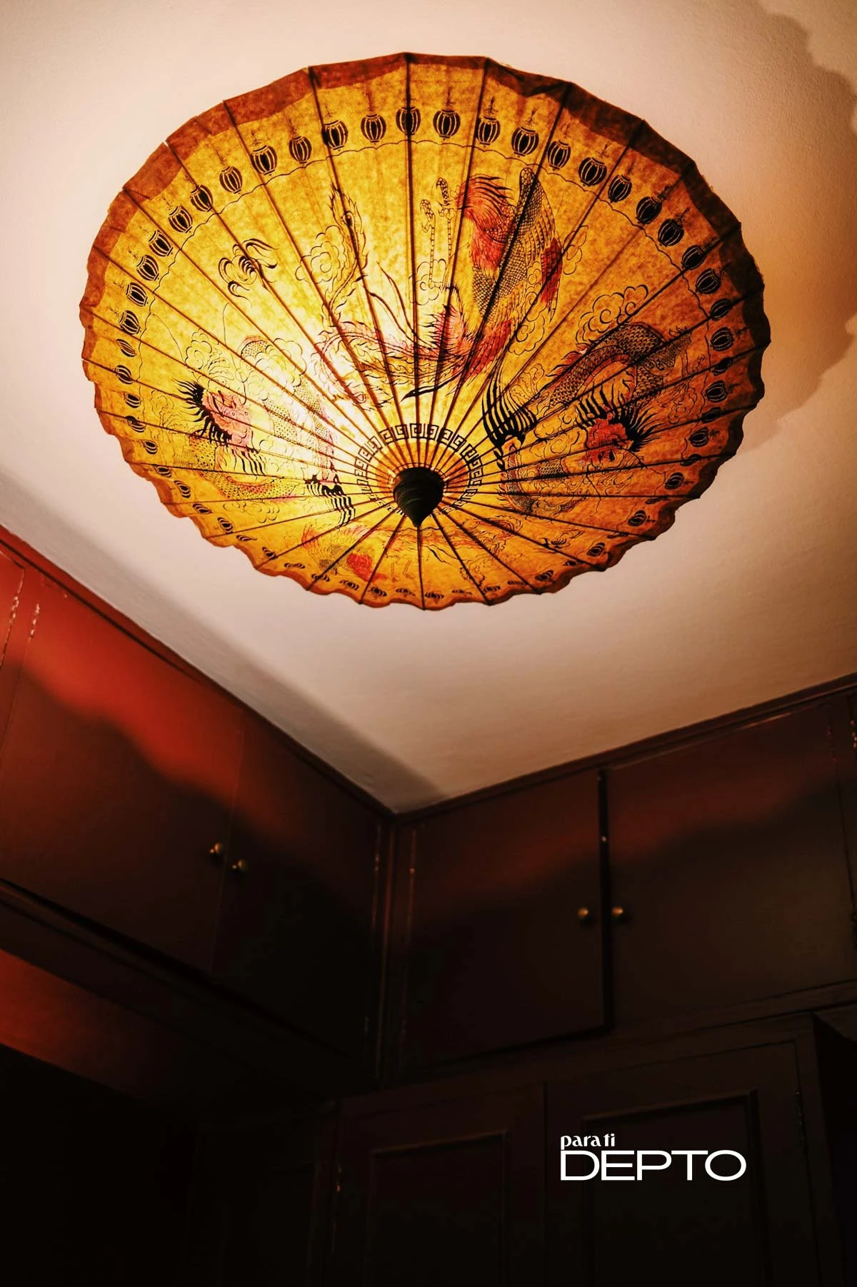 La lámpara es un paraguas antiguo que Inés Taquini misma transformó. 