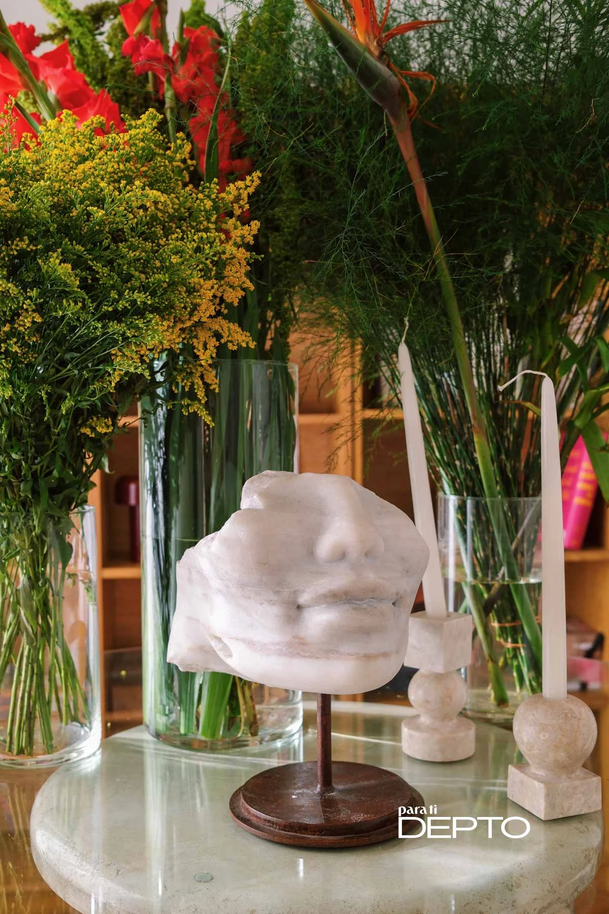 la escultura de mármol de Carolina Palermo -un rostro que observa y acompaña, sumando una capa más emocional al espacio- introduce una presencia más íntima.  