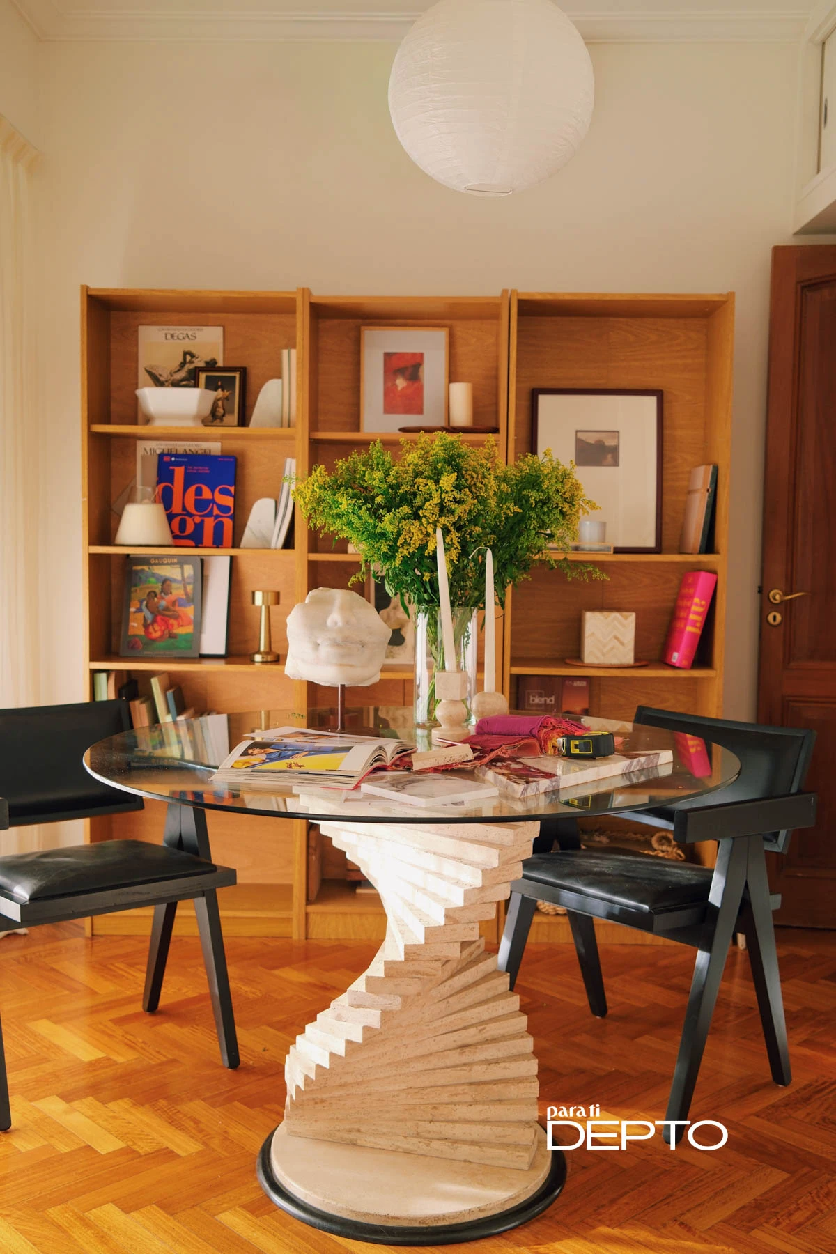 una impactante mesa de travertino es el objeto principal y 