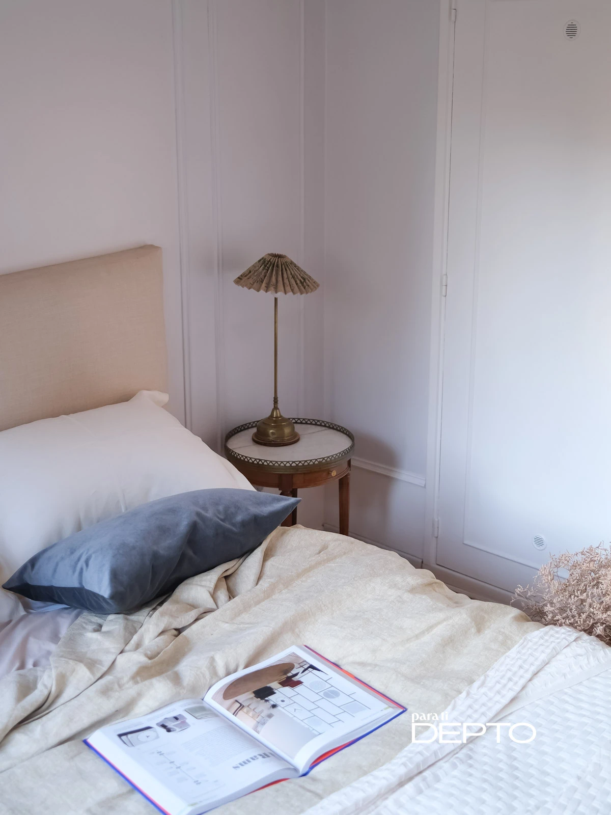 Un dormitorio de base clásica y serena. 