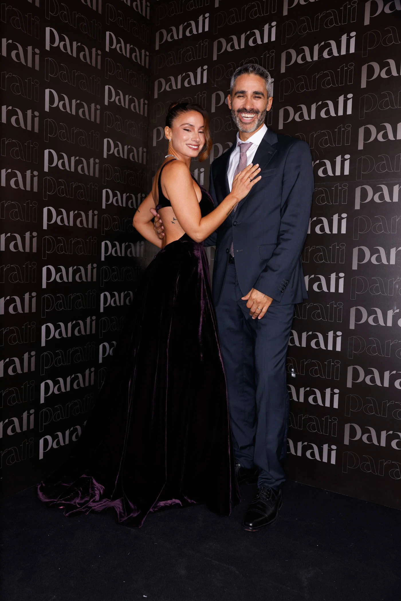 Tefi Russo vestida por Vero de la Canal y el Pollo Álvarez por Rochas. 