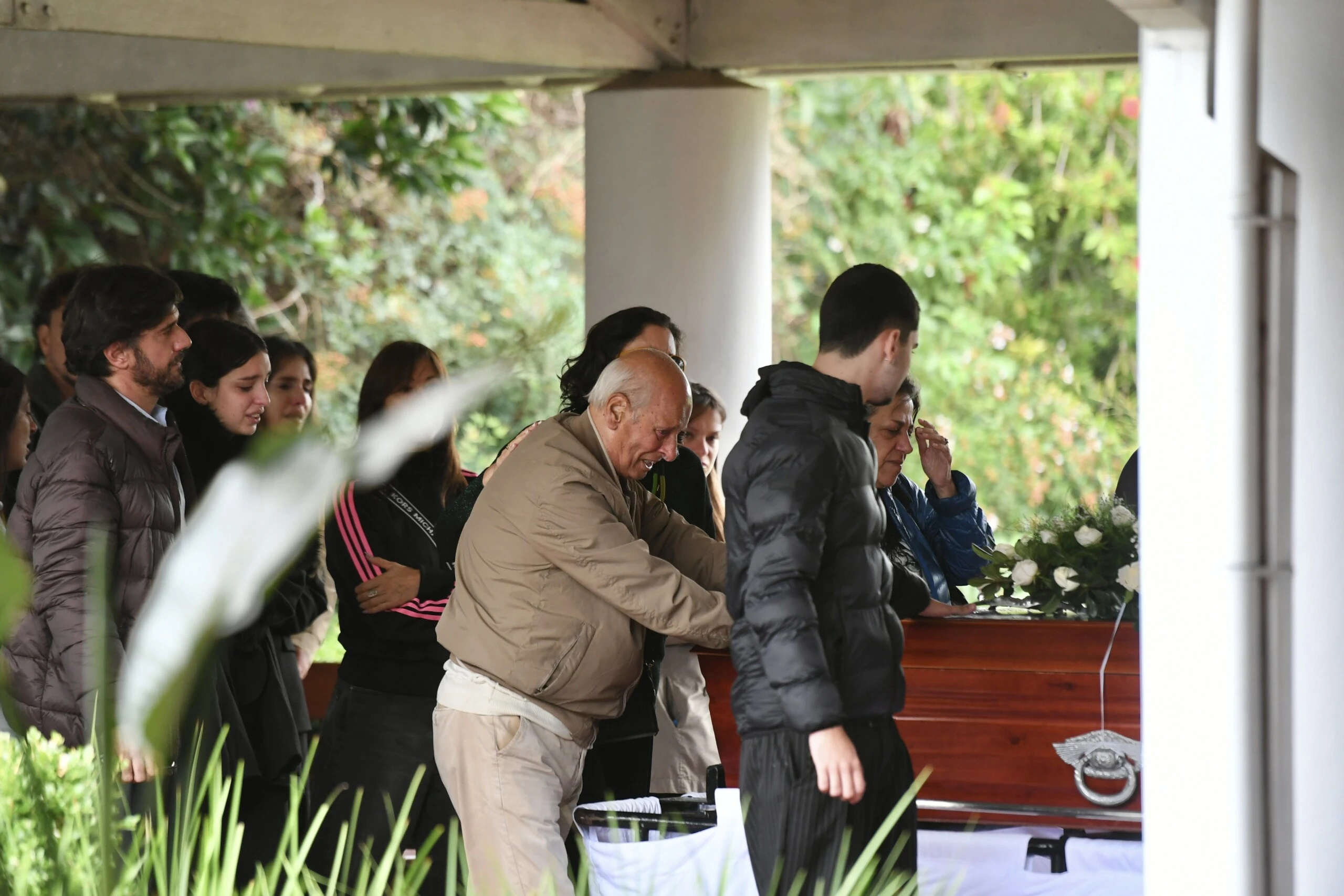 Así fue la despedida a Alejandro Farrell: familiares, amigos y figuras del espectáculo le dieron el último adiós