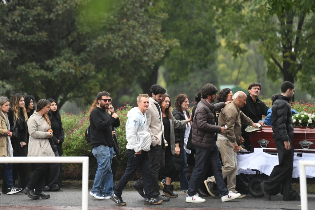 Así fue la despedida a Alejandro Farrell: familiares, amigos y figuras del espectáculo le dieron el último adiós