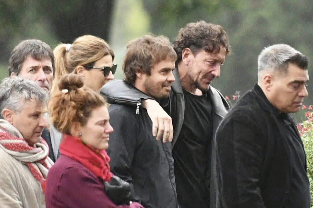 Así fue la despedida a Alejandro Farrell: familiares, amigos y figuras del espectáculo le dieron el último adiós