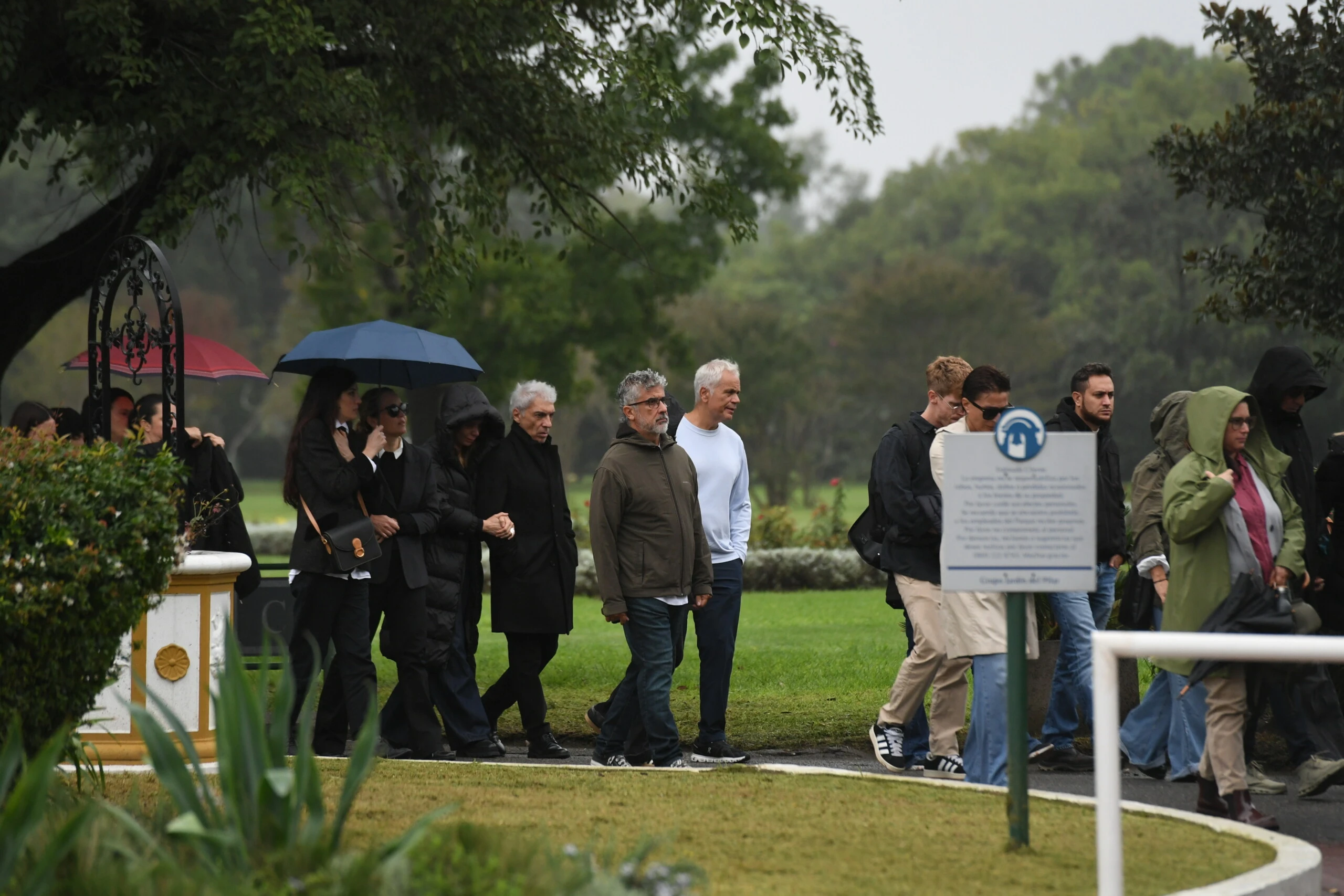 Así fue la despedida a Alejandro Farrell: familiares, amigos y figuras del espectáculo le dieron el último adiós