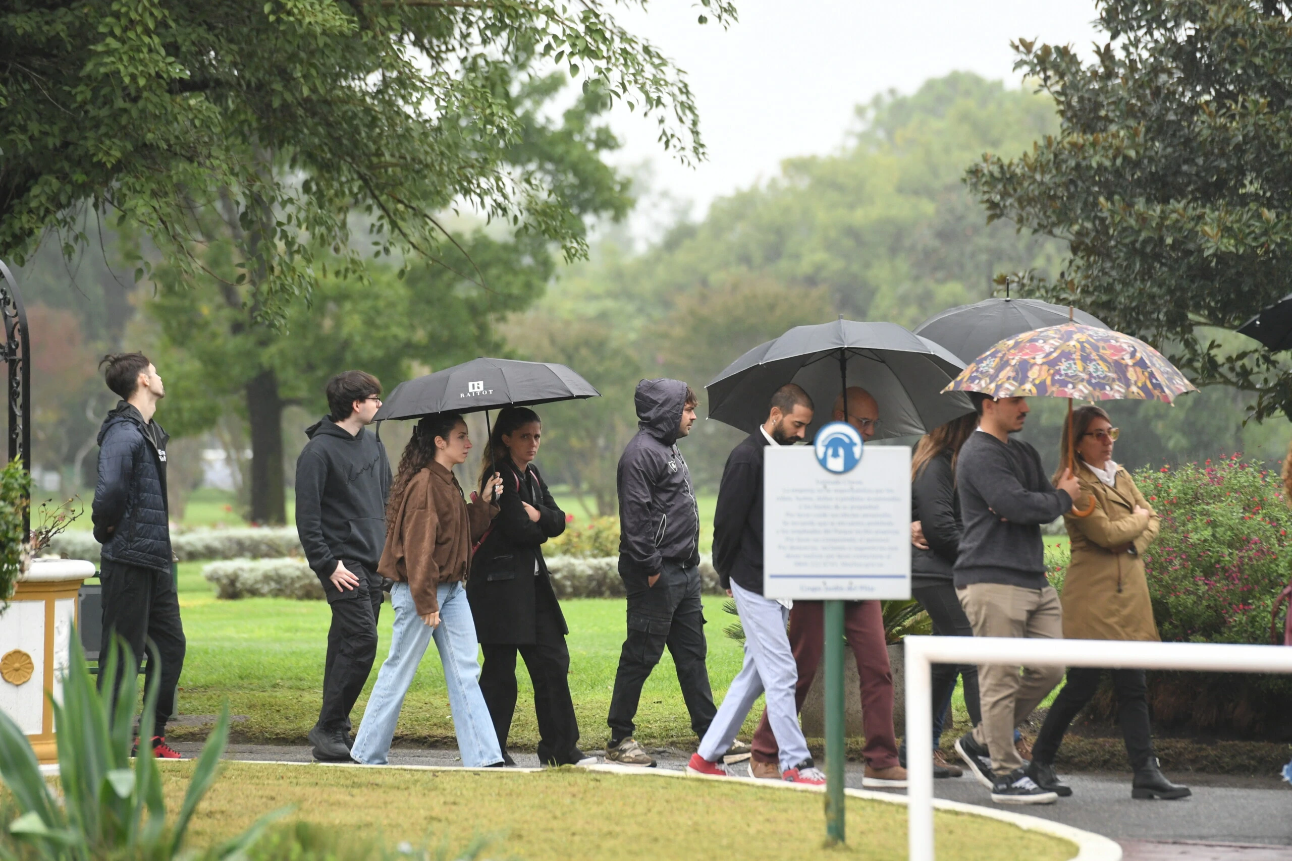 Así fue la despedida a Alejandro Farrell: familiares, amigos y figuras del espectáculo le dieron el último adiós